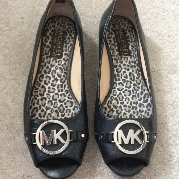 MICHAEL KORS BLACK OPEN TOE FLATS - Picture 1 of 4